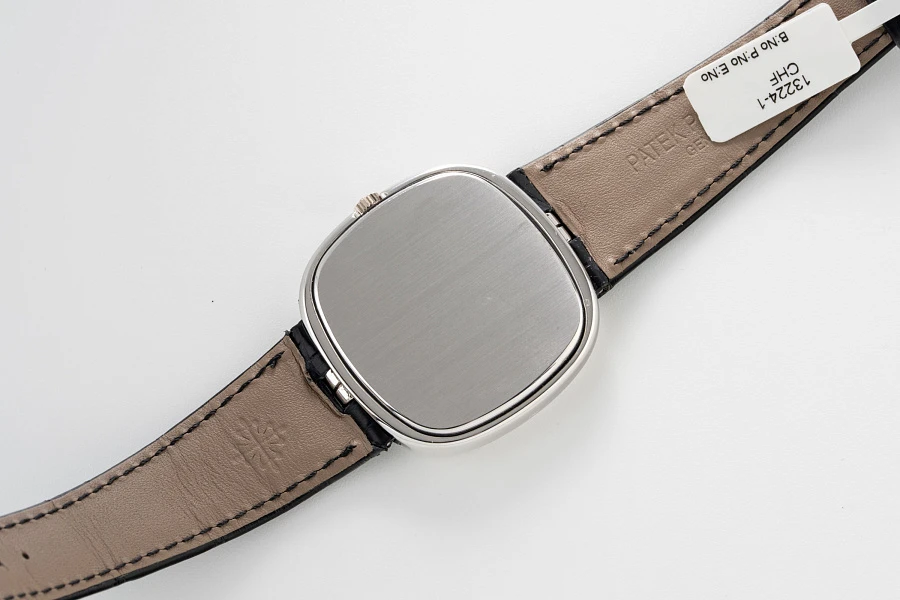 Cushion Case Ellipse Ref. 3604 in 18k White Gold