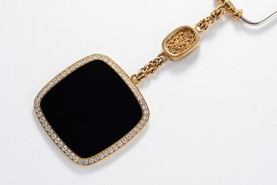 Khanjar-set Wristwatch, onyx Goldring, Lighter, Keychain all in 18k yellow gold
