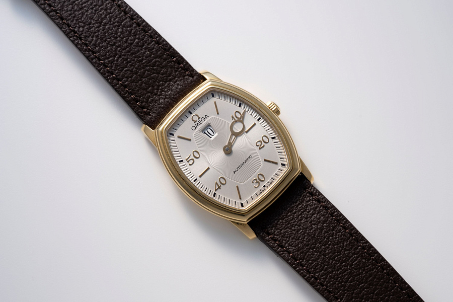 Jumping Hour in 18k Yellow Gold