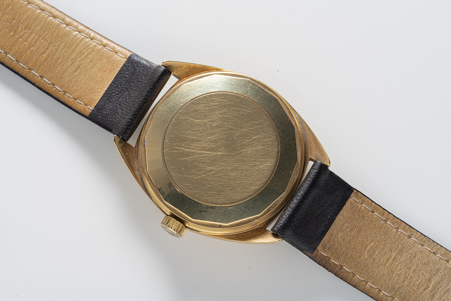 Yacht Club Automatic Ref. R811A in 18k Yellow Gold