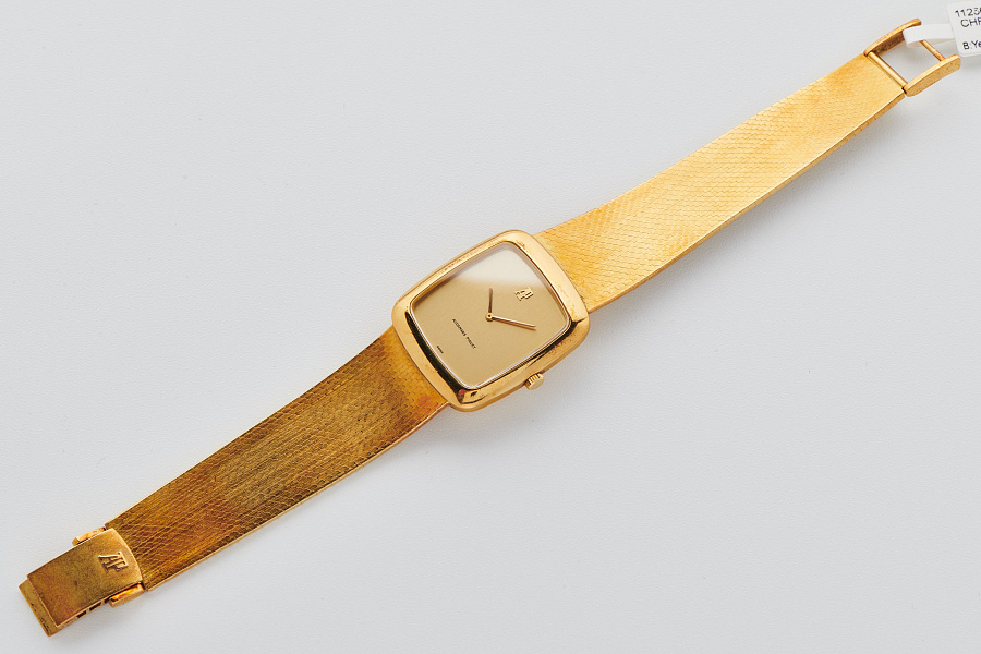 Vertical TV Dial in 18k Yellow Gold