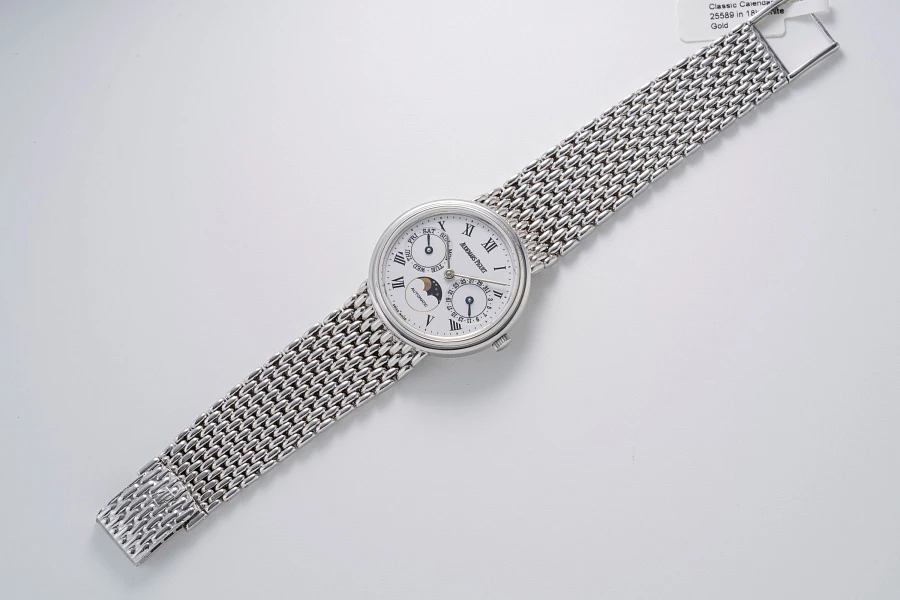 Classic Calendar Ref. 25589 in 18k White Gold