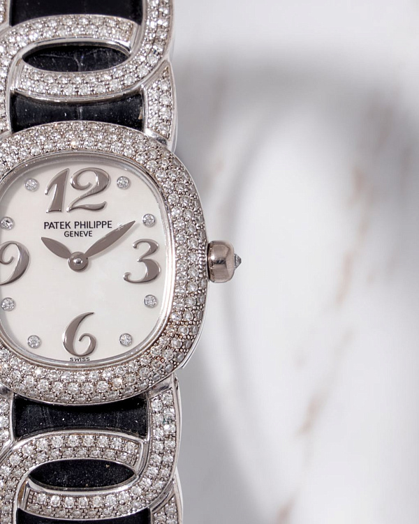 Golden Ellipse 4832 Ladies, Mother-of-pearl Dial Diamond-set