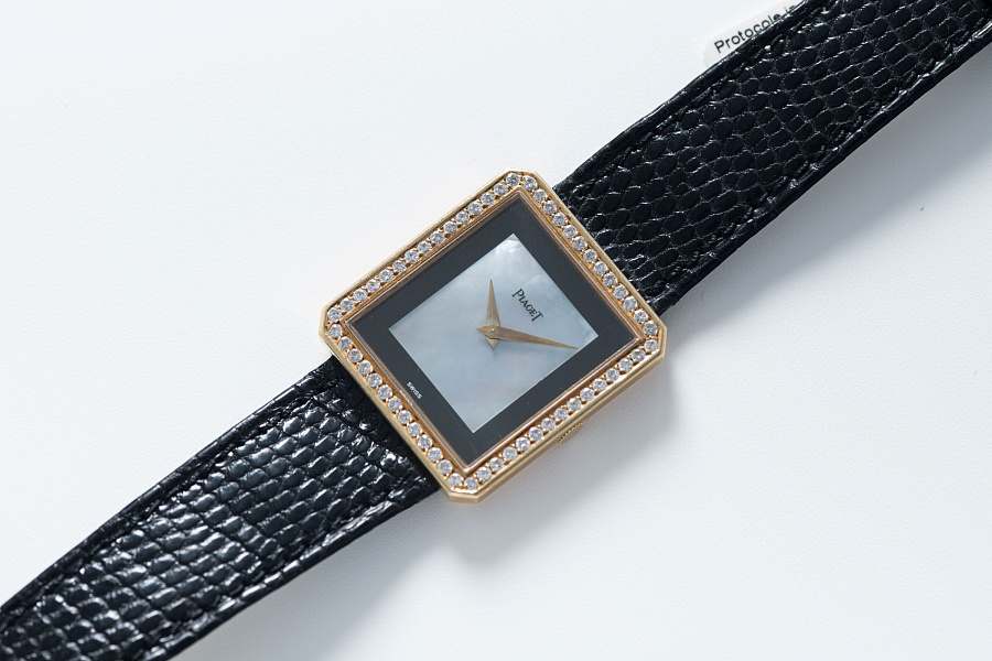 Protocole in 18k Yellow Gold with Onyx and Mother of Pearl Dial