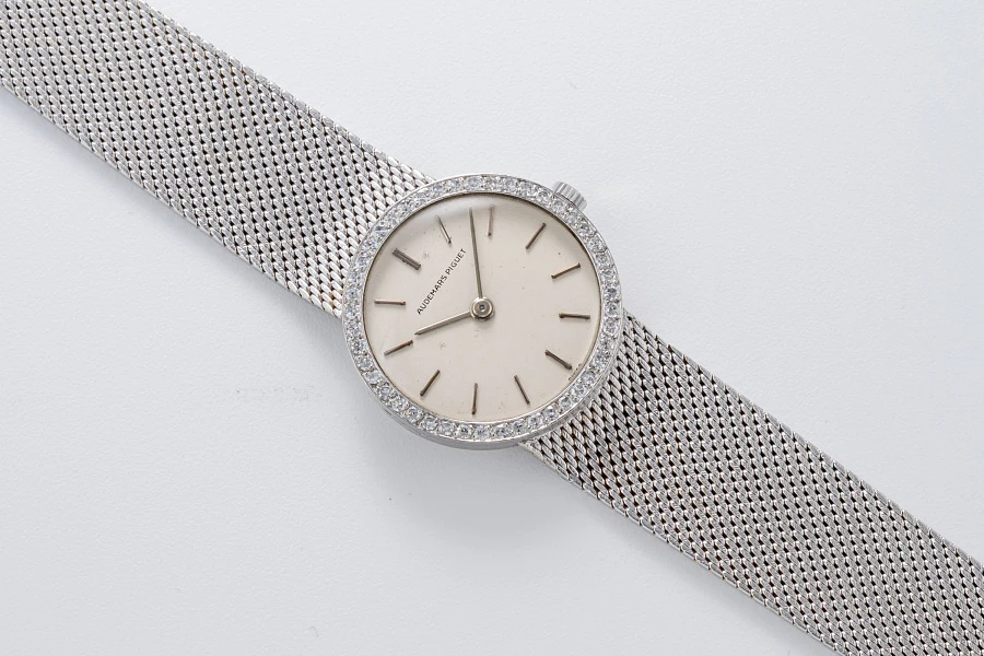 Ladies Watch in 18k White Gold with Diamond Bezel