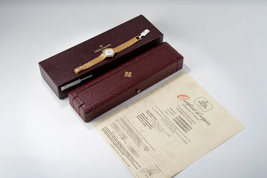 Ladies Calatrava Ref. 4820-001 in 18k Yellow Gold