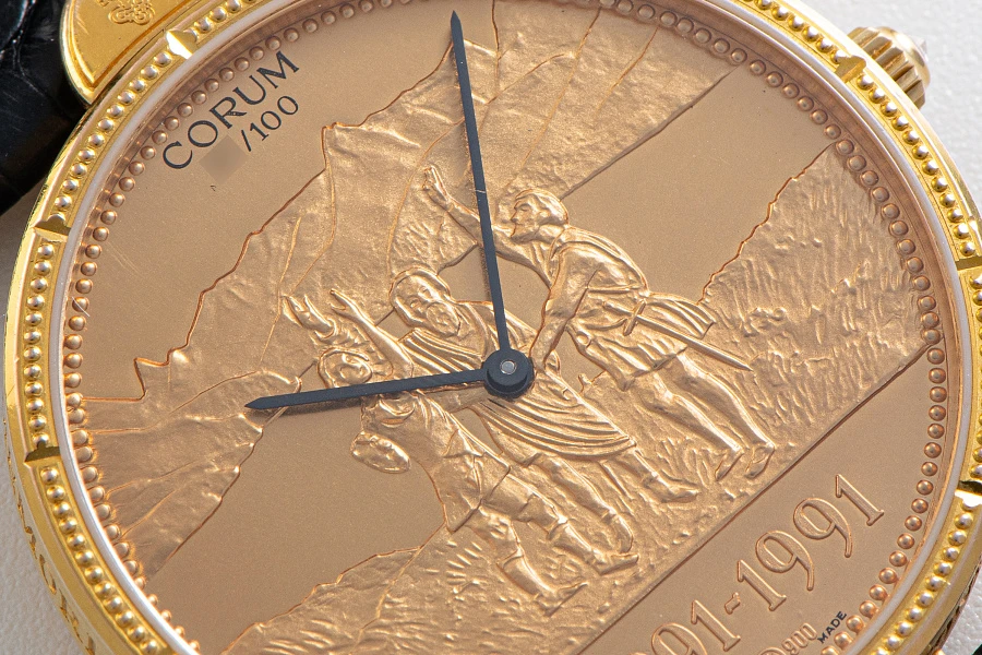 Helvetica Ref. 5564556 in 18k Yellow Gold