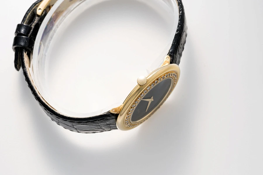 Diamond Bezel Ref. 9046 in 18k Yellow Gold