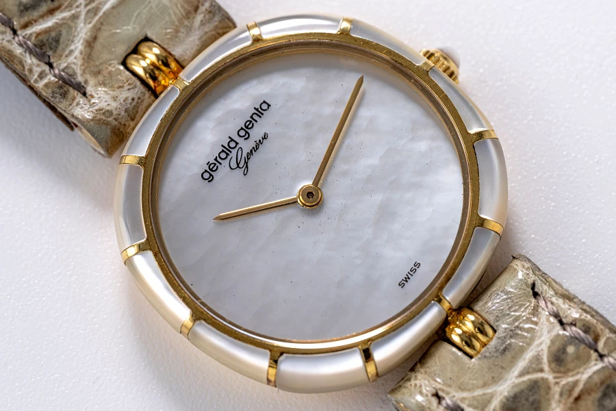 Piece Unique Mother of Pearl Ref. G2727 in 18k Yellow Gold