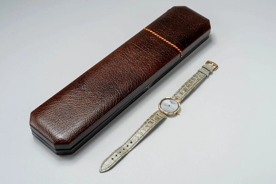 Piece Unique Mother of Pearl Ref. G2727 in 18k Yellow Gold