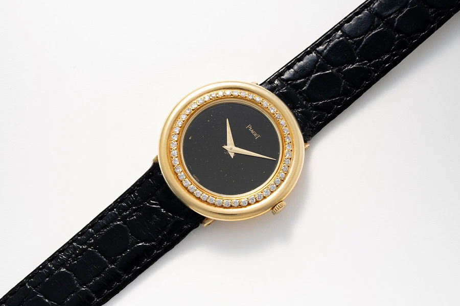 Diamond Bezel Ref. 9046 in 18k Yellow Gold