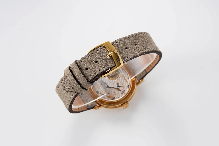 Classique Ref. 5907 in 18k Yellow Gold