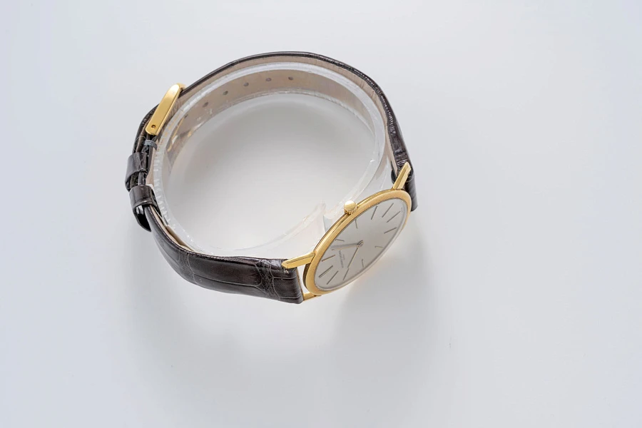 Dress Watch with Fluted Bezel Ref. 6351 in 18k Yellow Gold