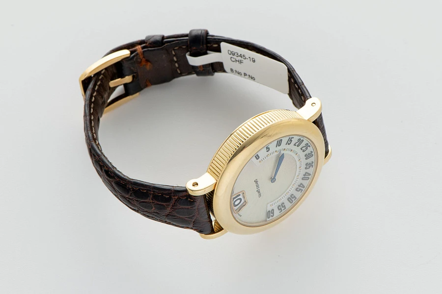Jumping Hour Ref. G36327 with MOP Dial in 18k Yellow Gold