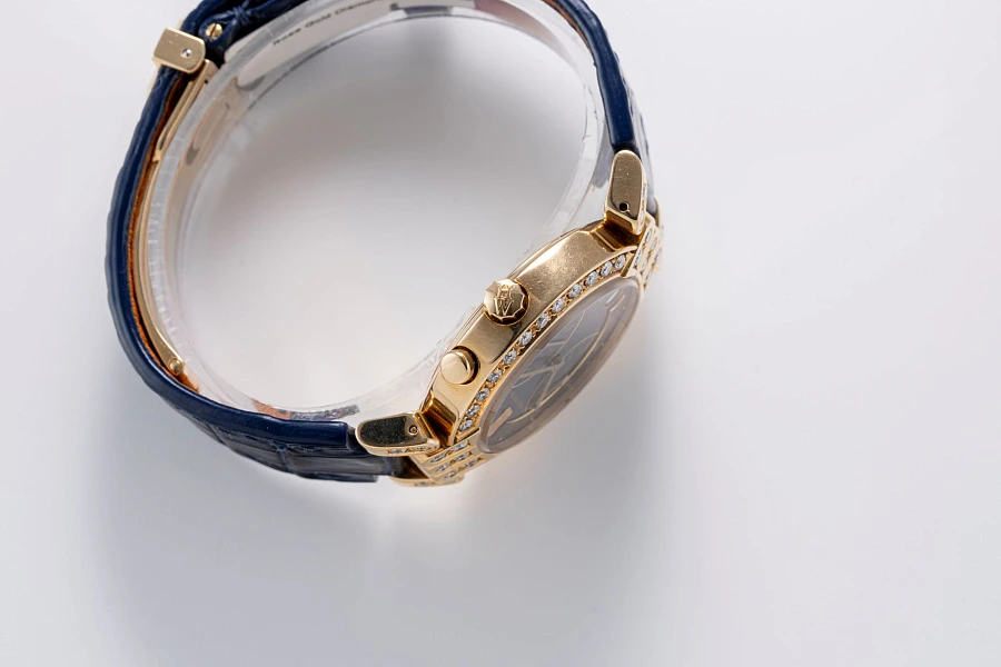 Retrograde Seconds and Day Ref. 200-MAB137R in 18k Yellow Gold with Diamonds