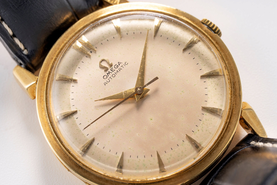 Bumper Automatic Dress Watch Ref. 2710 in 18k Yellow Gold