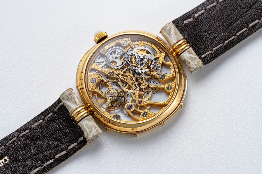 Piece Unique Mother of Pearl Ref. G2727 in 18k Yellow Gold