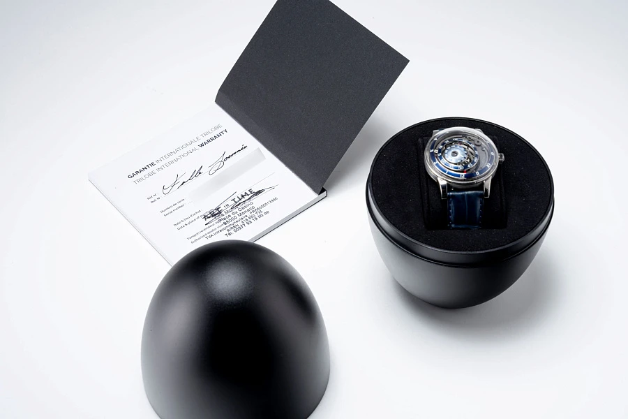 Une Folle Journée Blue in Titanium