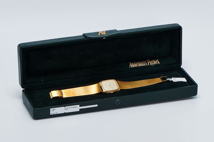 Vertical TV Dial in 18k Yellow Gold