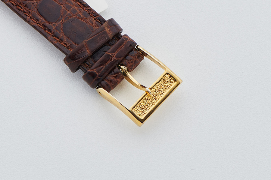 Hand-wound in 18k Yellow Gold with Dial-Reprint
