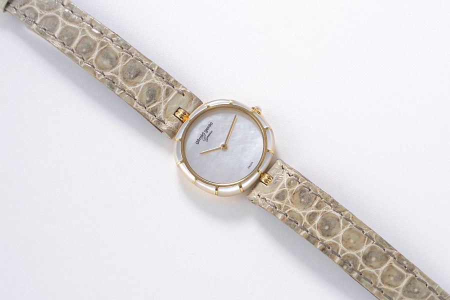 Piece Unique Mother of Pearl Ref. G2727 in 18k Yellow Gold