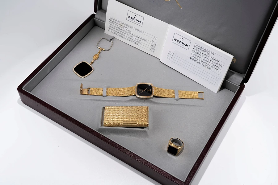 Khanjar-set Wristwatch, onyx Goldring, Lighter, Keychain all in 18k yellow gold