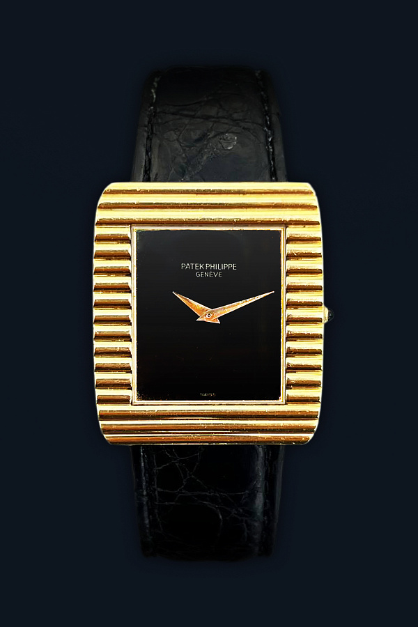 Vintage Rectangle 3633 in 18k Yellow Gold with Onyx Dial