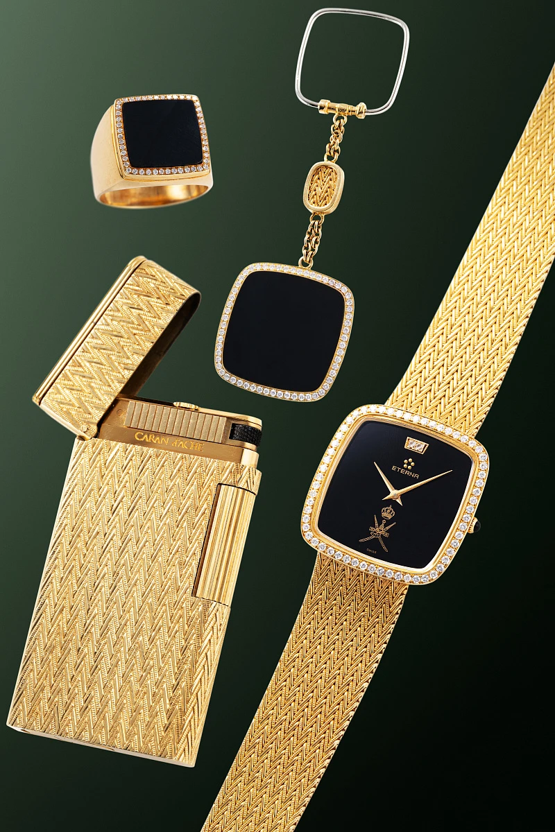 Khanjar-set Wristwatch, onyx Goldring, Lighter, Keychain all in 18k yellow gold