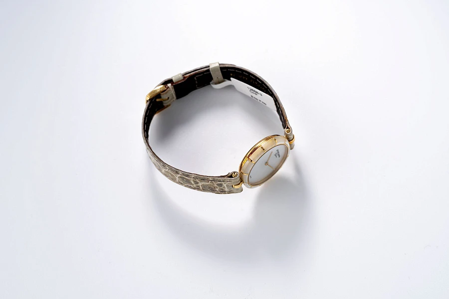 Piece Unique Mother of Pearl Ref. G2727 in 18k Yellow Gold