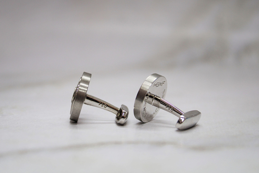 “Friends & Machines” Cufflinks in 18k White Gold 15.74 g
