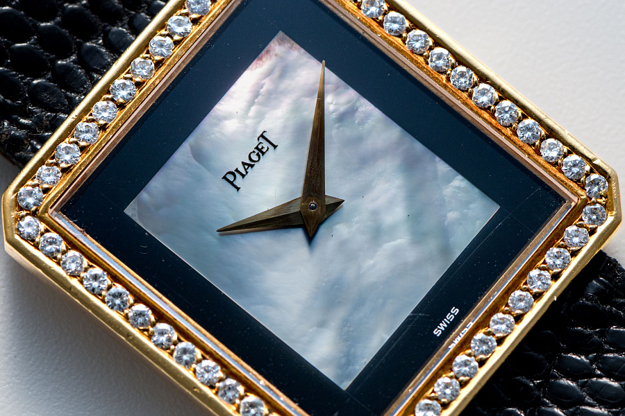 Protocole in 18k Yellow Gold with Onyx and Mother of Pearl Dial