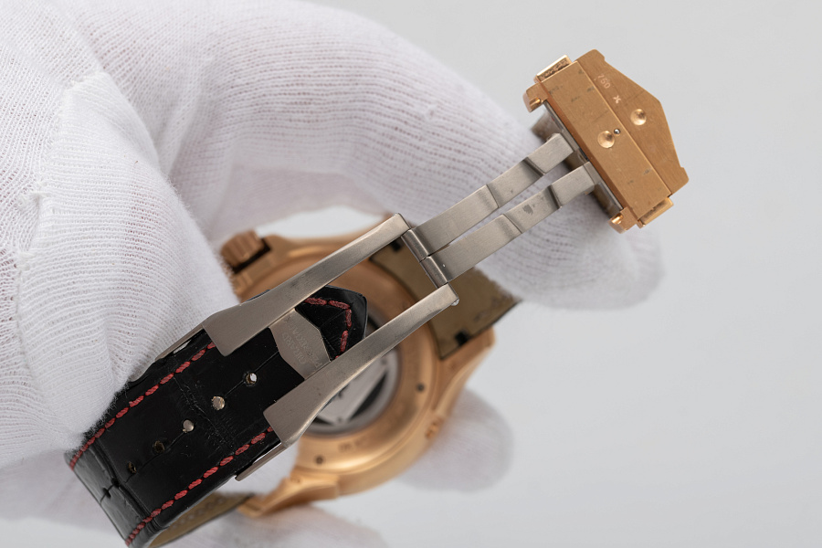 Traveller Large Date Moonphase GMT ‘Tributo a Eusèbio’ Limited Edition