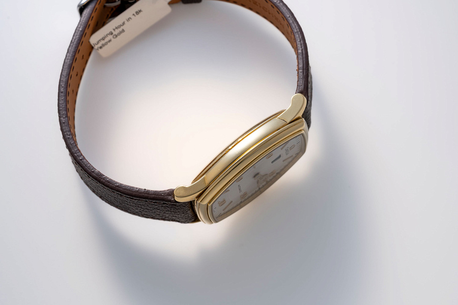 Jumping Hour in 18k Yellow Gold