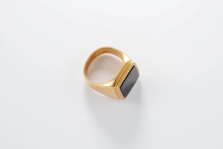 Khanjar-set Wristwatch, onyx Goldring, Lighter, Keychain all in 18k yellow gold