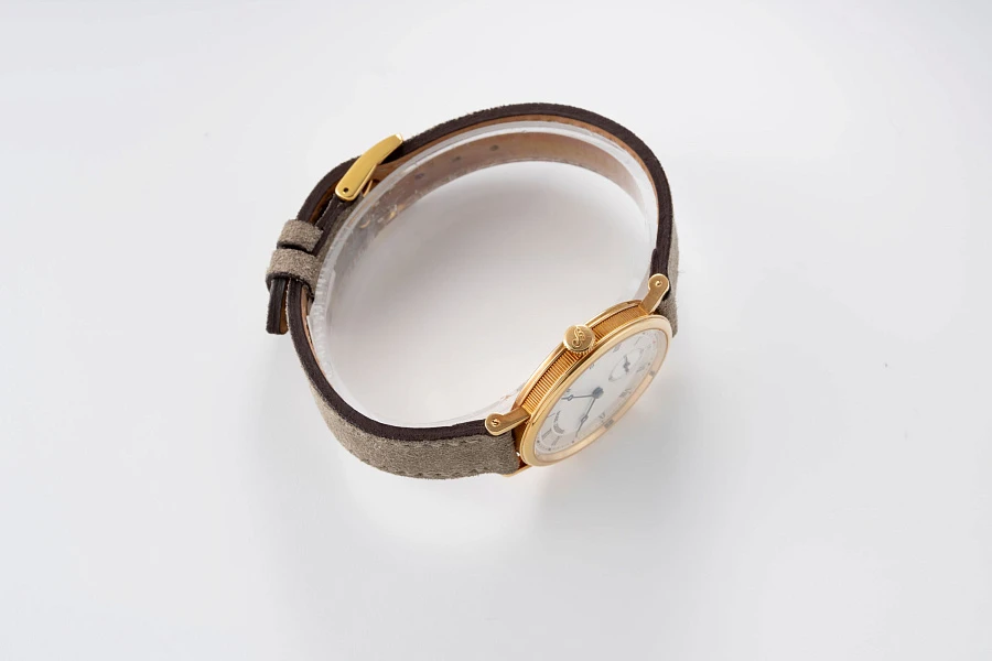 Classique Ref. 5907 in 18k Yellow Gold