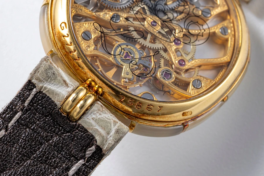 Piece Unique Mother of Pearl Ref. G2727 in 18k Yellow Gold