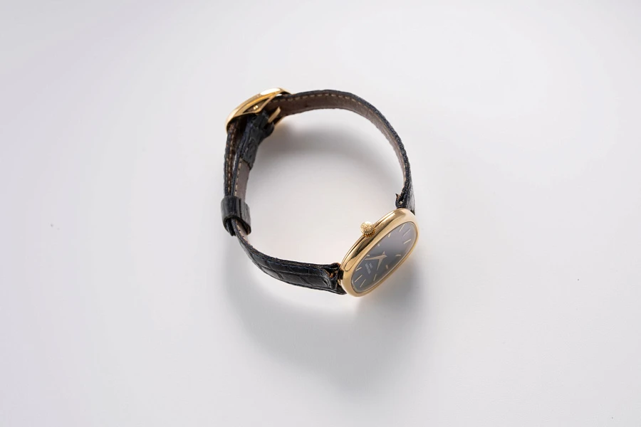 Ladies Ellipse Ref. 4223 in 18k Yellow Gold