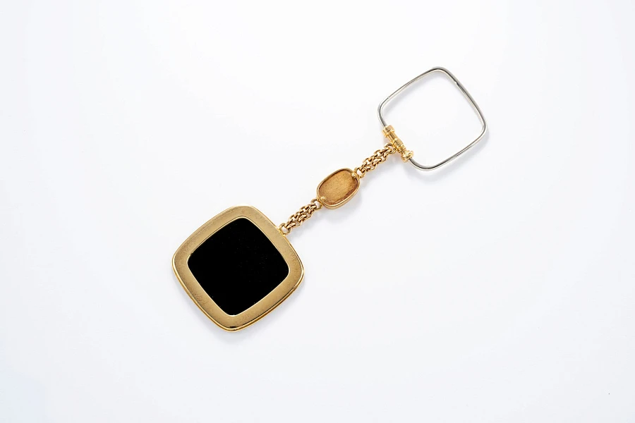 Khanjar-set Wristwatch, onyx Goldring, Lighter, Keychain all in 18k yellow gold