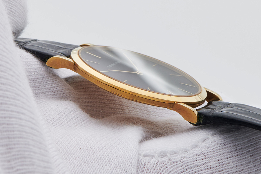 Dress Watch with Black Dial in 18k Yellow Gold