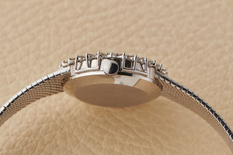 18-Carat white-gold dress JLC with diamonds setting