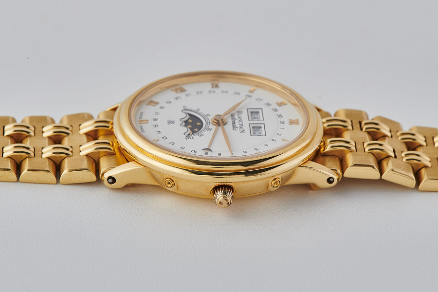 Villeret Triple Calendar Moonphase in 18k Yellow Gold