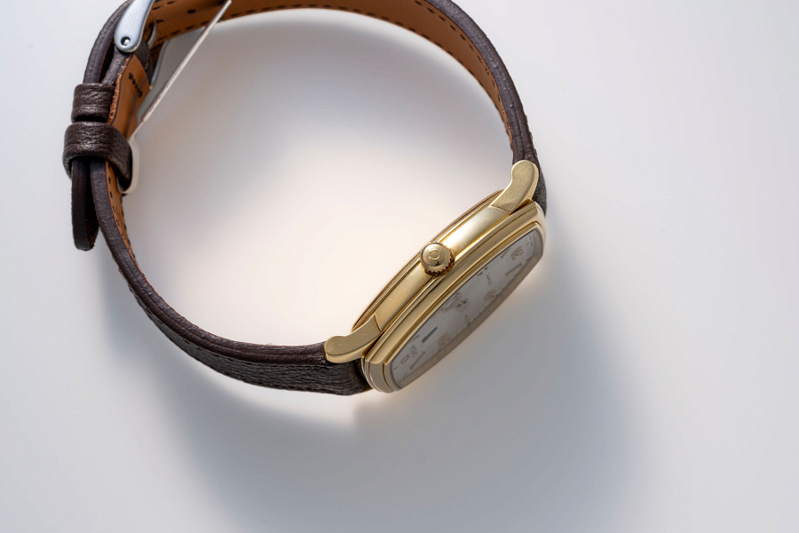 Jumping Hour in 18k Yellow Gold