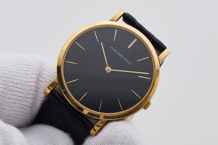 Dress Watch with Black Dial in 18k Yellow Gold