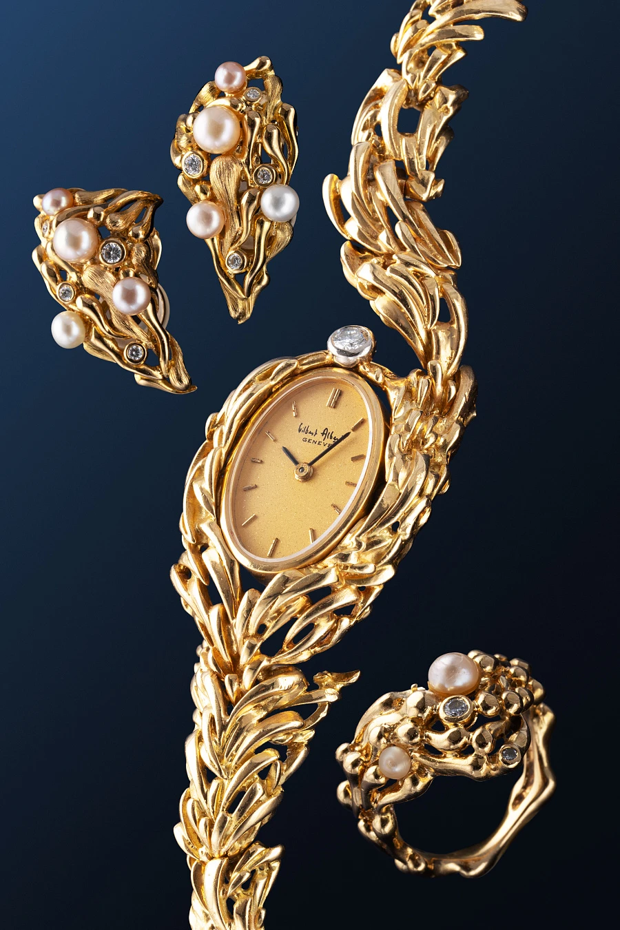 Set of a Watch and Complementary Jewelry in 18k Yellow Gold