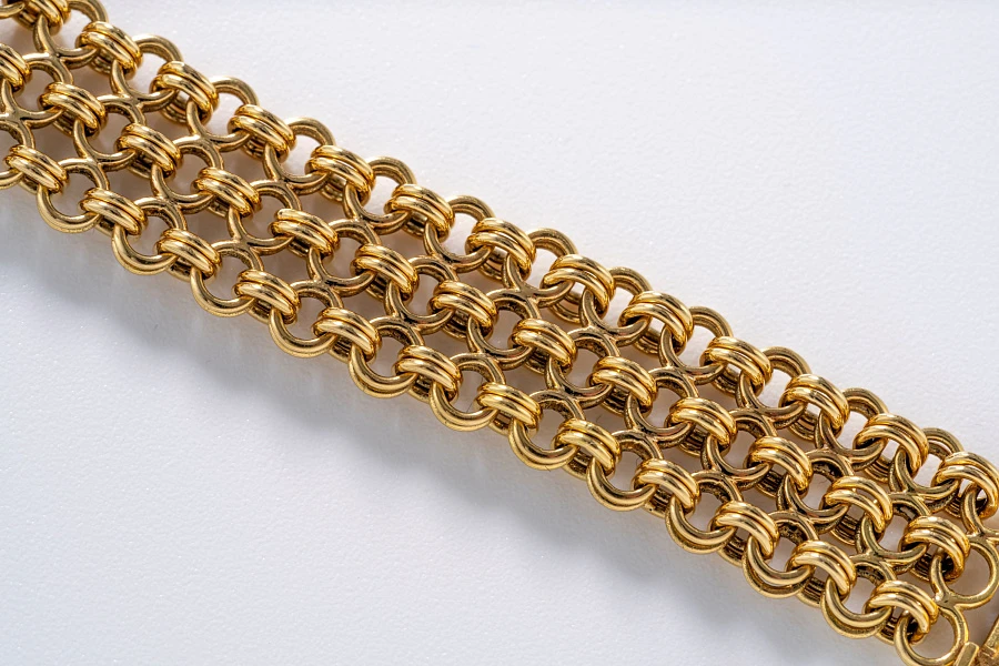 Classique Ladies Watch in 18k Yellow Gold