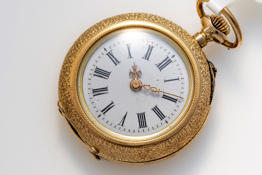 Pocket Watch in 18k Yellow Gold with Enamel Flowers