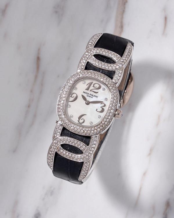 Golden Ellipse 4832 Ladies, Mother-of-pearl Dial Diamond-set