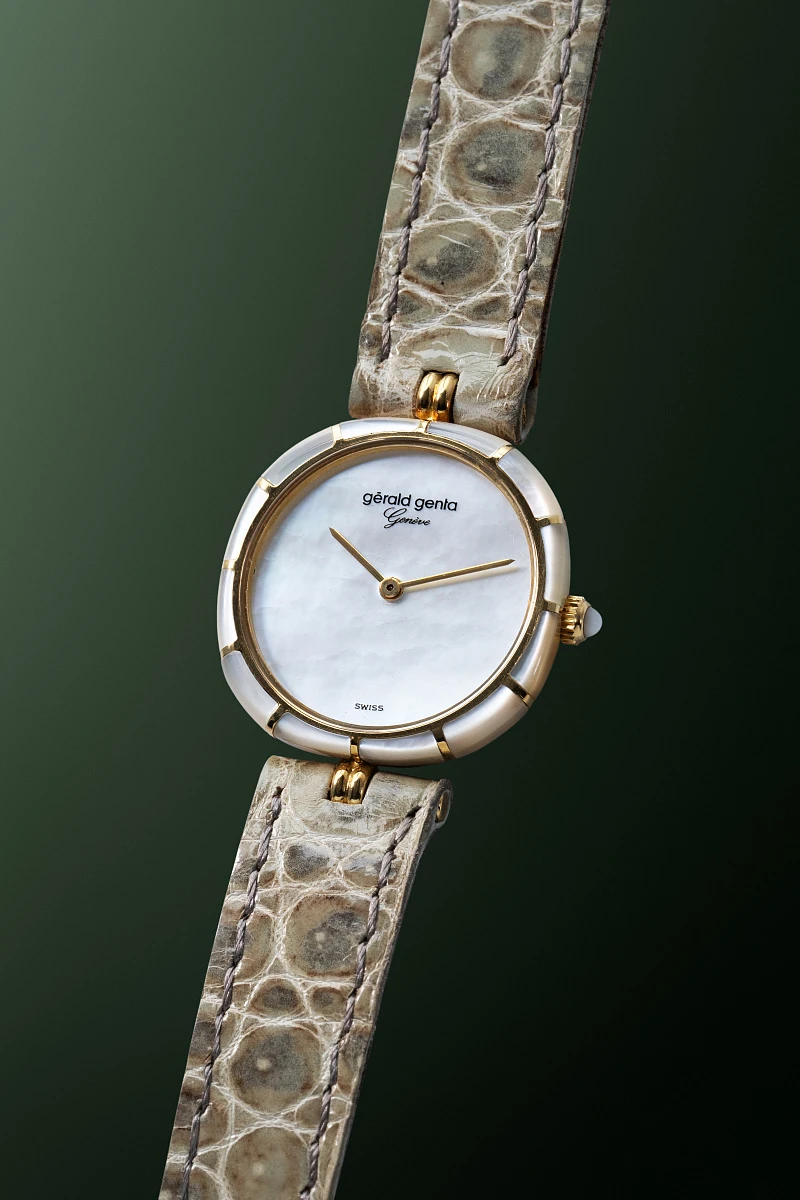 Piece Unique Mother of Pearl Ref. G2727 in 18k Yellow Gold