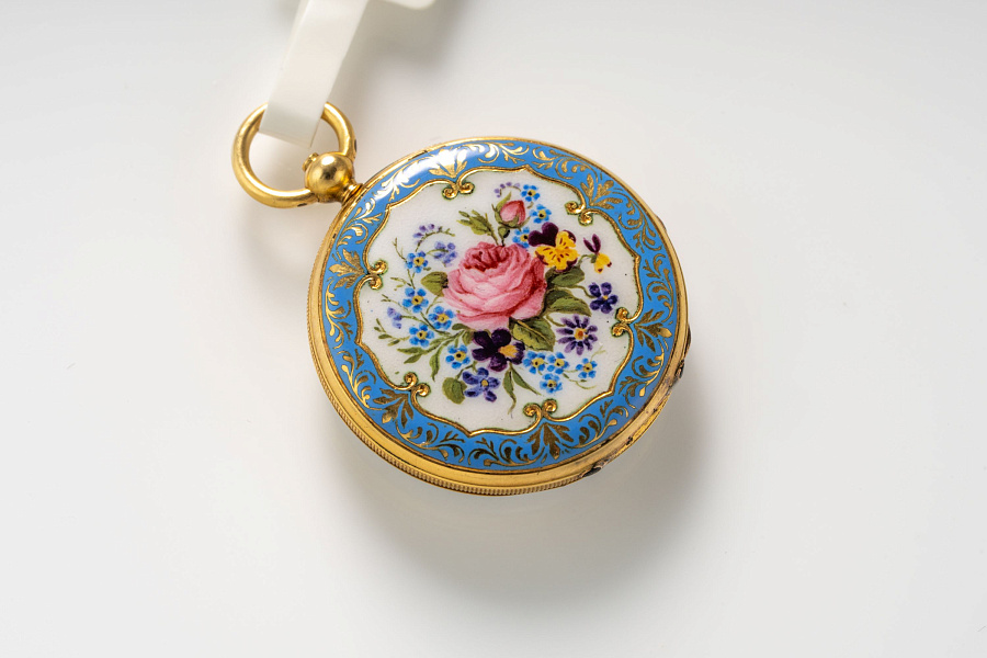 Miniature Pocket Watch in 18k Yellow Gold with Painted Enamel Caseback