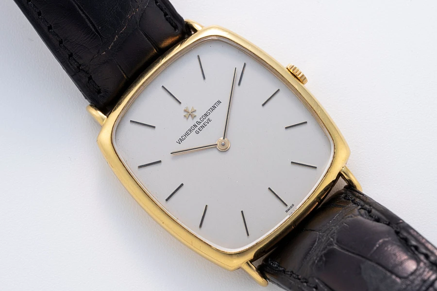 Vertical TV-Dial Watch Ref. 39202 in 18k Yellow Gold